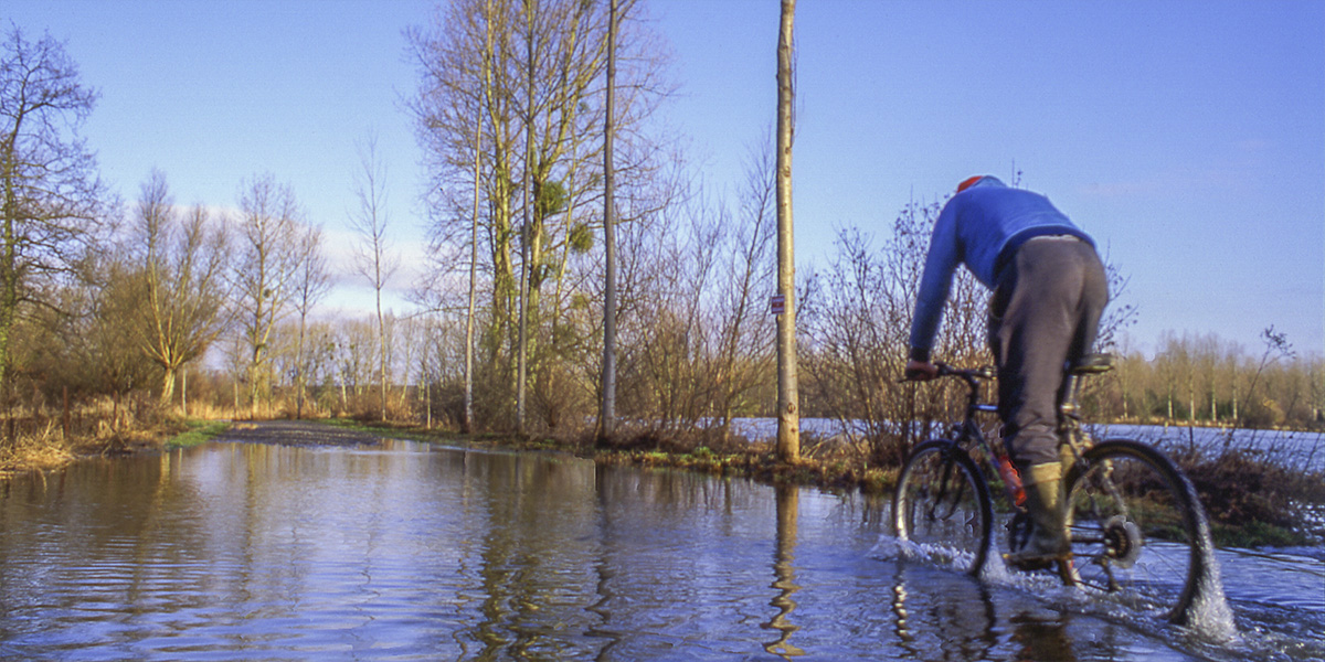 cycliste_inondation_somme_2001_sam_bellet.jpg